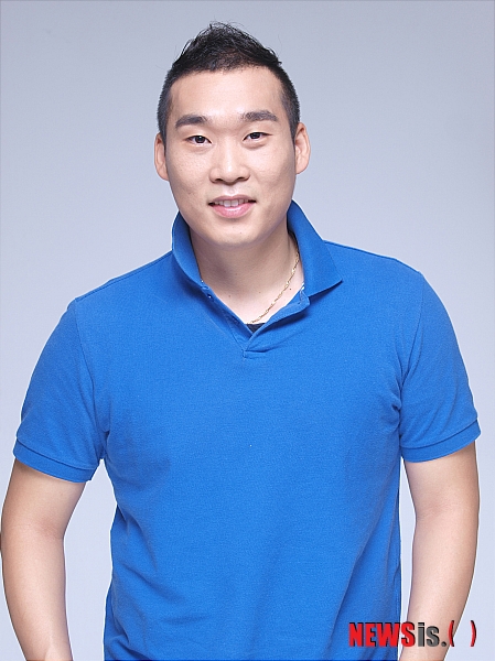 【서울=뉴시스】김지은 기자 = MBC TV '스타오디션-위대한 탄생'에서 주목받은 손진영(26)이 연기를 한다.&nbsp; MBC TV 월화드라마 '계백' 후속으로 11월 중 방송예정인 '빛과 그림자'에 공연단 기타리스트 '홍수봉'으로 출연한다. 쇼단의 살림을 도맡아 하는 처세술과 언변의 달인이다.&nbsp; 소속사는 "연극배우 출신인 손진영은 음악활동을 하면서 틈틈히 연기수업을 받을 만큼 연기에 대한 열정이 남달랐고 오디션 기회를 놓치지 않았다"고 전했다.&nbsp; 밴드 '부활'의 기타리스트 김태원(46)의 제자인 손진영은 '위대한 탄생' 출연 당시 패자부활전을 거치며 톱4까지 진출, '미러클맨'이라는 별명을 얻었다.&nbsp; '빛과 그림자'는 1960년대 쇼단에 몸 담고 엔터테이너의 삶을 살게 된 남자의 일생을 통해 한국의 현대사 50년을 재조명한다.&nbsp; kje1321@newsis.com
