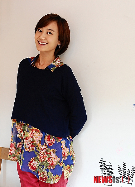 【서울=뉴시스】박종민 기자 = 영화 '완득이'의 배우 강별이 18일 오후 서울 종로구 삼청동 한 카페에서 뉴시스와의 인터뷰에 앞서 포즈를 취하고 있다. jmc@newsis.com