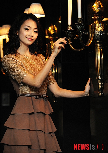 【서울=뉴시스】박문호 기자 =18일 오후 서울 용산구 한남동 그랜드 하얏트 호텔에서 제1회 미스월드코리아 선발대회 5위를 차지한 김혜원양이 뉴시스와 가진 인터뷰에 앞서 포즈를 취하고 있다.&nbsp; go2@newsis.com