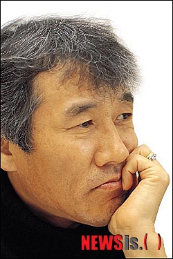 【경주=뉴시스】이승표 기자 = 소설가 최인호(66). 최씨는 지난 12일 장편소설 '낯익은 타인들의 도시'로 '2011동리목월문학상' 수상자로 선정됐다.(사진=동리`목월기념사업회 제공)&nbsp; photo@newsis.com&nbsp; 