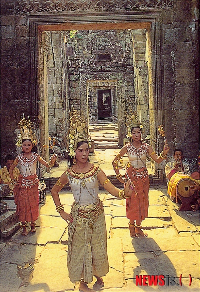 【서울=뉴시스】윤소희의 음악과 여행<69>&nbsp; 프놈펜에서 시암으로 가는 비행기를 타러 공항에 도착하고 보니 저만치서 기다리고 있는 비행기가 참으로 가관이다. 마치 50년 전 영화에서나 볼 수 있었던 낡고 허름한 몸체 앞에 귀청이 찢어 질 듯이 프로펠러가 돌아간다. 좀 불안하기는 했지만 한편으로는 “신기한 비행기를 탄다”는 설렘을 안고 탑승 계단을 올랐다. 