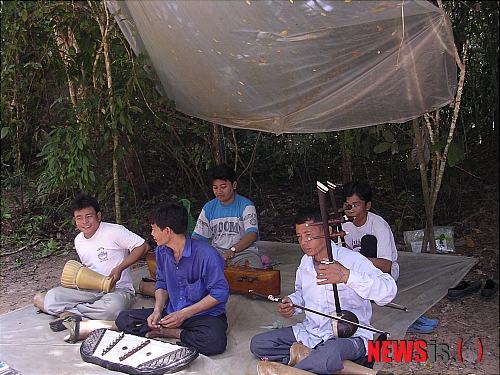 【서울=뉴시스】윤소희의 음악과 여행<69>&nbsp; 프놈펜에서 시암으로 가는 비행기를 타러 공항에 도착하고 보니 저만치서 기다리고 있는 비행기가 참으로 가관이다. 마치 50년 전 영화에서나 볼 수 있었던 낡고 허름한 몸체 앞에 귀청이 찢어 질 듯이 프로펠러가 돌아간다. 좀 불안하기는 했지만 한편으로는 “신기한 비행기를 탄다”는 설렘을 안고 탑승 계단을 올랐다. 