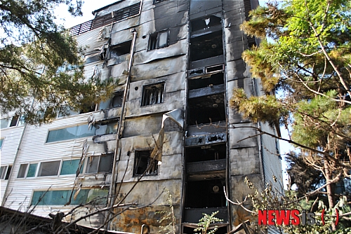 [구미=뉴시스]박홍식 기자 = 지난 2011년 10월17일 화재 사건이 발생한 경북 구미시 구평동 A어린이집 모습. 건물 외벽 샌드위치 판넬이 검게 그을려 있다. phs6431@newsis.com