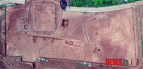 【대전=뉴시스】박희송 기자 = 문화재청은 20일 서경문화재연구원에서 발굴조사 중인 2014 인천아시아경기대회 주 경기장 내 유적에서 원삼국~백제 시기의 방형주구묘(方形周溝墓) 등 1000여기가 발견됐다고 밝혔다. 사진은 인천아시아경기대회 주 경기장 내 유적 전경. (사진=문화재청 제공)  photo@newsis.com 