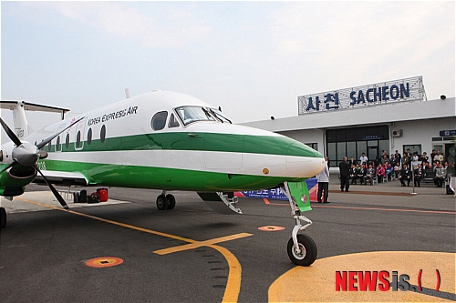 【사천=뉴시스】문병기 기자 = 경남 사천공항에 사천↔제주노선에 운항되는 코리아익스프레스에어사의 20인승 소형항공기. 지난 11일 첫 운항을 시작했으나 승객이 없어 울쌍이다. (사진=사천시 제공)&nbsp; photo@newsis.com&nbsp; 