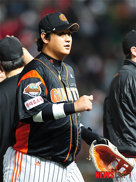 【인천=뉴시스】김인철 기자 = 20일 오후 인천 문학경기장에서 2011 프로야구 플레이오프 3차전 SK와이번스와 롯데자이언츠의 경기가 열렸다. 2대 0으로 승리를 거둔 롯데 자이언츠 이대호가 기뻐하고 있다.&nbsp; yatoya@newsis.com