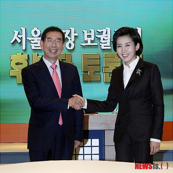 【서울=뉴시스】국회사진기자단 = 박원순 야권단일화 서울시장 후보(왼쪽)와 나경원 한나라당 서울시장 후보가 20일 오후 서울 여의도 문화방송에서 열린 서울시장 보궐선거 후보자 토론회에 앞서 악수를 하고 있다.&nbsp; photo@newsis.com