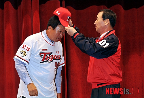 【광주=뉴시스】류형근 기자 = KIA 타이거즈 선동열 감독이 21일 오후 광주 기아자동차 1공장에서 취임식을 갖고 KIA 모자를 쓰고 있다. hgryu77@newsis.com
