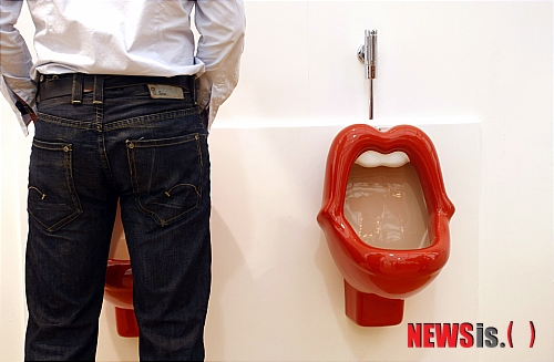 【서울=뉴시스】안세영 교수(경희대 한의대 신계내과학) '성학'<66>&nbsp; 한의학에서는 융폐(癃閉), 소변불통(小便不通), 임병(淋病) 등의 병증이 전립선비대증에 해당한다. 소변불통은 문자 그대로 소변이 나오지 않는다는 말이고, 임병은 앞서 살펴본 것처럼 나무에서 물이 떨어지는 형상을 모방해서 소변을 찔끔거리며 배뇨 시 통증이 수반되는 병증인데, 융폐란 도대체 무엇일까? 