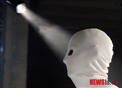 【서울=뉴시스】백영미 기자 = 국립과학수사연구원이 소장한 일제강점기 백백교(白白敎) 교주 전용해의 머리표본이 25일 오후 4시 경기 고양 서울시립승화원에서 화장된다.&nbsp; 불교단체 모니노 대표인 혜문 스님은 "일제가 조선을 통치하면서 그 만행이 얼마나 가혹했는가 상기해 보고 인간의 몸을 도구화, 표본화하는 사건은 앞으로 영원히 종결되기를 바란다"면서 "25일 망자를 위한 위령의식을 한 뒤 유골을 인도받아 당분간 경기 남양주 봉선사에 안치할 것"이라고 밝혔다.&nbsp; 동학 종파인 백백교는 1930년대 사이비 종교다. 80여차례에 걸쳐 남녀신도 350명을 살육한 집단으로 알려져 있다. 백백교 교주의 머리는 일제 경찰이 그의 사후 '범죄형 두뇌표본'으로 만든 것으로 전해진다.&nbsp;&nbsp; 혜문스님과 조계종 중앙신도회는 8월29일 경술국치 101년을 맞아 일제 경찰의 만행을 고발하고 바로잡기 위해 행정안전부에 '국과수 소장 머리표본' 폐기를 주장하는 진정서를 냈다.&nbsp; 모니노 등은 "본인과 유족의 의사에 반해 목을 잘라 표본화하는 것은 반문명, 반인륜적 행위"라면서 "대한민국 헌법 10조에서 규정한 인간의 존엄성에 비춰 볼 때 깊은 우려를 나타내지 않을 수 없다"고 지적했다.&nbsp; 한편, 이들은 국과수의 '조선 여성생식기 표본'과 관련, 지난해 6월 법원의 폐기권고를 받아낸 뒤 8월24일 남양주 봉선사에서 위령 천도재를 지낸 바 있다.&nbsp; <사진> 기사 내용과 무관함&nbsp; positive100@newsis.com