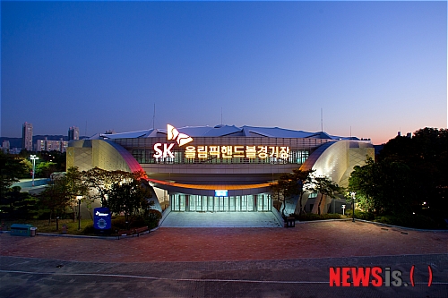 【서울=뉴시스】국내 첫 핸드볼전용경기장인 'SK올림픽핸드볼경기장'이 23일 문을 열었다. 1988년 서울올림픽에서 여자대표팀이 금메달을 획득하면서 공론화된 이후 23년 만에 국내 최초의 핸드볼전용경기장이 탄생한 것이다. (사진 = 대한핸드볼협회)&nbsp; 