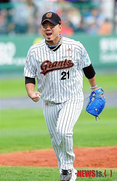 【부산=뉴시스】김인철 기자 = 23일 오후 부산 사직구장에서 2011 프로야구 플레이오프 5차전 롯데자이언츠와 SK와이번스의 경기가 열렸다. 3회초 SK 공격 2사 1루 상황 롯데 송승준이 1루주자 SK 정근우를 견제사 아웃 시킨 후 기뻐하고 있다. yatoya@newsis.com