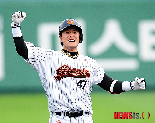 【부산=뉴시스】김인철 기자 = 23일 오후 부산 사직구장에서 2011 프로야구 플레이오프 5차전 롯데자이언츠와 SK와이번스의 경기가 열렸다. 6회말 롯데공격 무사 2, 3루 상황 롯데 강민호가 2타점 적시타를 날리고 기뻐하고 있다. yatoya@newsis.com