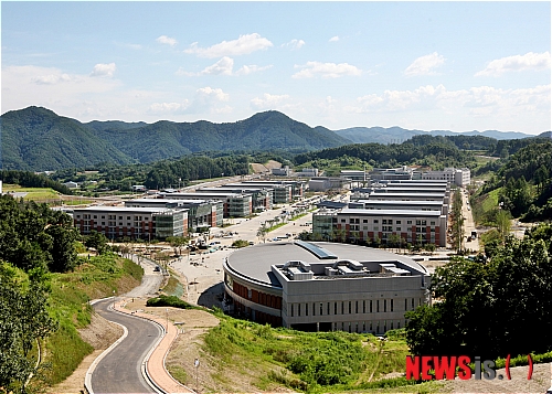【괴산=뉴시스】강신욱 기자 = 육군장교의 93%를 양성하는 학생군사학교가 다음달 1일 본격 이전을 앞두고 24일 지휘부를 서울 송파지구에서 충북 괴산으로 이전한다. 사진은 준공된 학군교 전경. (사진=괴산군청 제공) photo@newsis.com