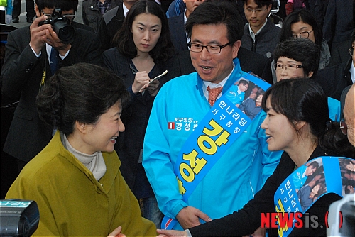 【대구=뉴시스】나호용 기자 = 24일 오전 11시40분께 대구 서구 북비산네거리를 찾은 한나라당 박근혜 전 대표가 지지자들과 악수 하고 있다.&nbsp; nhy@newsis.com