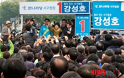 【대구=뉴시스】나호용 기자 = 24일 오전 11시40분게 대구 서구 북비산네거리를 찾은 한나라당 박근혜 전 대표가 당 소속 강성호 서구청장 후보와 함께 환호하는 주민들에게 손을 흔들어 답하고 있다.&nbsp; nhy@newsis.com 