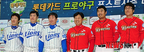 【대구=뉴시스】김인철 기자 = 24일 오후 대구 실내체육관에서 열린 2011 프로야구 한국시리즈 삼성-SK 미디어데이에서 양팀 감독과 선수들이 기념촬영을 하고 있다. 왼쪽부터 삼성 최형우, 진갑용, 류중일 감독, SK 이만수 감독대행, 이호준, 박정권.&nbsp; yatoya@newsis.com