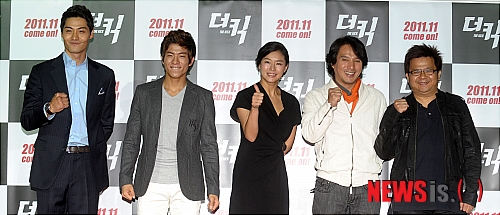 【서울=뉴시스】조종원 기자 = 24일 오후 서울 중구 메가박스 동대문점에서 열린 영화 '더 킥' 시사회에서 배우 이관훈(왼쪽부터), 나태주, 예지원, 조재현, 프라챠 핀카엡 감독이 포토타임을 진행하고 있다.&nbsp;&nbsp; choswat@newsis.com