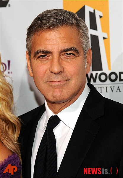 【비벌리힐스(미 캘리포니아주)=AP/뉴시스】미 영화배우 조지 클루니가 지난 10월24일 할리우드 영화상 시상식에 참석하기 위해 비벌리힐스의 시상식장에 도착하고 있다. 영국 데일리 메일은 클루니가 실비오 베를루스코니 전 이탈리아 총리의 섹스 파티와 관련된 재판에 피고인측 증인으로 소환됐다고 전했다.