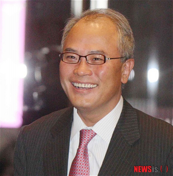 【서울=뉴시스】= 삼성은 25일 윤순봉 삼성석유화학 사장(사진)을 삼성서울병원 지원총괄 사장 겸 의료사업 일류화 추진단장에, 삼성석유화학 후임 사장에 정유성 삼성전자 부사장을 내정했다고 밝혔다. 윤순봉 사장은 삼성그룹 비서실 재무팀, 삼성경제연구소 연구조정실장, 삼성전략기획실 홍보팀장 등을 거쳐 삼성석유화학 대표를 역임한 전문경영인이다. '혁신 전도사'로 불릴 정도로 경영혁신 분야의 전문성을 높게 인정받고 있다. (사진 = 삼성전자 제공) photo@newsis.com