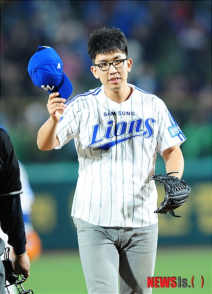 【대구=뉴시스】김인철 기자 = 25일 오후 대구시민야구장에서 2011 프로야구 한국시리즈 1차전 삼성라이온즈와 SK와이번스의 경기가 열렸다. 故 장효조의 아들 장의태씨가 시구를 하고 있다.&nbsp; yatoya@newsis.com