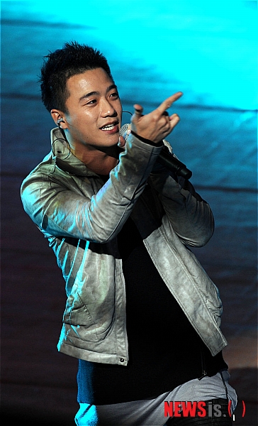 【서울=뉴시스】박문호 기자 = 25일 오후 서울 잠실 종합운동장 실내체육관에서 건군 제64주년을 기념해 국방부 주최로 열린 제4회 국군군악페스티벌에서 1군 군악대 소속 아웃사이더(일병 신옥철)가 빠른 랩을 구사하며 '외톨이'를 부르고 있다.&nbsp; go2@newsis.com