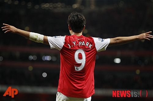 【런던=AP/뉴시스】아스날 공격수 박주영(26·사진)이 26일(한국시간) 런던 에미레이츠 스타디움에서 열린 볼턴과의 2011~12 칼링컵 4라운드 경기에 선발출전해 1-1 동점이던 후반 11분 승리를 결정짓는 결승골을 터뜨렸다. 박주영이 득점 후 양팔을 벌리며 세레모니를 하고 있다.