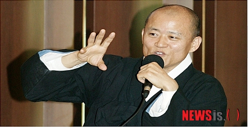 【서울=뉴시스】백영미 기자 = EBS TV가 기획특강 '도올 김용옥의 중용, 인간의 맛' 방송 축소를 검토 중이다.&nbsp; EBS 관계자는 26일 "김 선생이 EBS 심의실로부터 지속적인 비속어와 부적절한 어휘 사용, 특정종교와 직업 비하 등 여러가지 문제를 지적받았다"면서 "심의실이 서너차례 지적했는데 개선되지 않아 제작진에게 조치가 필요하다고 전달했고 제작진은 선생에게 방송분량을 축소하는게 어떻겠느냐는 의견을 전했다"고 밝혔다.&nbsp; 당초 36강으로 기획된 특강은 지난달 5일 시작, 25일까지 16회가 방송됐다.&nbsp; "방송을 축소하는 게 어떻겠느냐는 의견을 전했는데 김 선생은 중단으로 받아들인 것 같다"며 "내부적으로 앞으로 어떻게 할 것인지 김 선생을 만나 협의하는 단계"라고 전했다.&nbsp; 김용옥 교수(63)는 방송축소 움직임과 관련, 자신이 특강에서 4대강 사업 등을 비판하자 EBS에게 외압이 가해지고 있다는 의혹을 제기하는 것으로 알려졌다.&nbsp; 한편, 일각에서는 김 교수가 최근 펴낸 '중용, 인간의 맛'에서 정부의 4대강 사업이 반환경, 반문명적 토목공사라며 강도높게 비난한 것이 이번 사태의 빌미가 됐다는 지적도 나오고 있다.&nbsp;&nbsp; positive100@newsis.com&nbsp; 