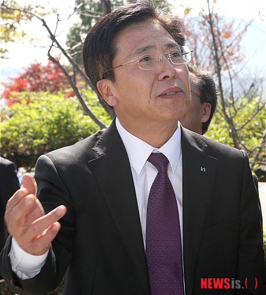 【김해=뉴시스】김상우 기자 = 26일 김해시와 KT는 김해글로벌데이터센터 투자유치 양해각서를(MOU) 체결했다. 이날 양해각서에 서명하기 위해 김해를 방문한 이상훈 KT사장은 "김해는 미래 산업인 국제데이터센터의 허브가 될 것"이라고 전망했다.&nbsp; woo@newsis.com 