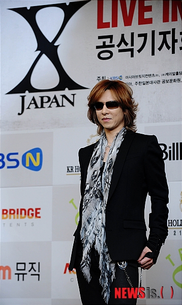 【서울=뉴시스】박문호 기자 = 서울 올림픽 체조경기장에서 첫 내한공연을 갖는 록그룹 '엑스재팬(요시키, 파타, 히스, 토시, 스기조)'의 리더 요시키가 26일 오후 서울 구로구 신도림동 다큐브시티호텔에서 기자회견을 갖고 포즈를 취하고 있다. go2@newsis.com