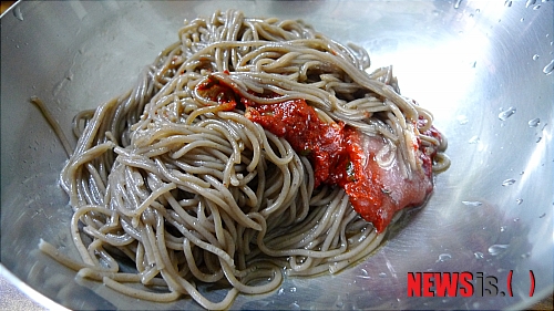 【서울=뉴시스】김정환의 맛있는 집 이렇게 단순할 수 있을까. 막국수를 시키면 거무튀튀한 막국수에 동치미 국물만 부어 내오는 게 전부다. 토핑이나 고명? 그런 것 없다. 비빔 막국수에는 국물 대신 양념장이 올려져 나올 뿐이다. 단순하다 못해 고객 모독이다. 그런데 사람들은 이런 단순함에 매료되나 보다. 집이나 직장이 이 가게와 가까운 사람들 중에는 매일 와서 먹으면서 이 식당이 가까이에 있다는 데 행복감마저 느낄 정도다.