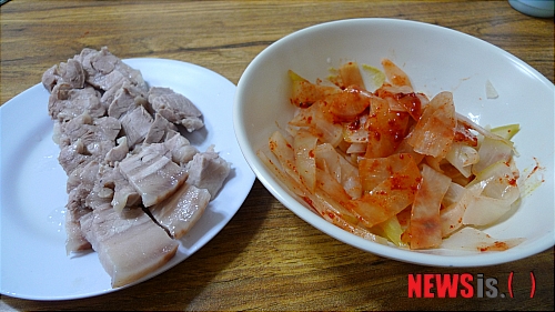 【서울=뉴시스】김정환의 맛있는 집 이렇게 단순할 수 있을까. 막국수를 시키면 거무튀튀한 막국수에 동치미 국물만 부어 내오는 게 전부다. 토핑이나 고명? 그런 것 없다. 비빔 막국수에는 국물 대신 양념장이 올려져 나올 뿐이다. 단순하다 못해 고객 모독이다. 그런데 사람들은 이런 단순함에 매료되나 보다. 집이나 직장이 이 가게와 가까운 사람들 중에는 매일 와서 먹으면서 이 식당이 가까이에 있다는 데 행복감마저 느낄 정도다.