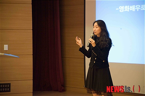 【대전=뉴시스】유순상 기자 = 최근 화제작 영화 ‘도가니’에서 윤자애 역으로 명품 조연역할을 한 배우 김주령(35)씨가 27일 목원대학교에서 학생들을 대상으로 특강을 하고 있다.(사진=목원대 제공)&nbsp; ssyoo@newsis.com 