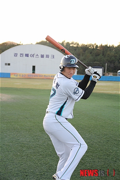 【서울=뉴시스】프로야구 신생구단 NC 다이노스의 신인 나성범(22)이 타자 전향을 택했다. 연세대 시절 좌완 에이스로 활약했던 나성범은 20일 캠프에 합류, 김경문 감독과 면담을 거친 뒤 타자로 전향하기로 마음을 굳혔다. (사진제공 = NC 다이노스)