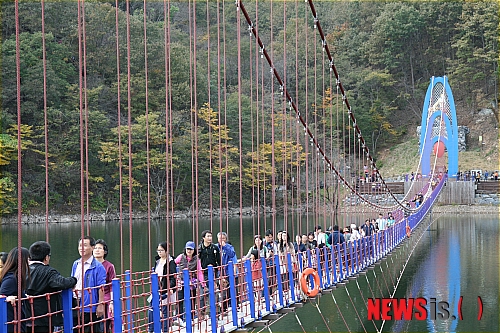 【청양=뉴시스】이진영 기자 = 충남 청양군 정산면에 위치한 칠갑산 천장호 출렁다리가 27일 관광명소로 인기를 더해가고 있는 가운데 가을 산행을 즐기는 등산객에게도 각광을 받고 있다. (사진= 청양군 제공) jin22666@newsis.com