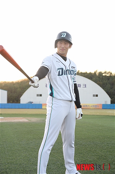 【서울=뉴시스】프로야구 신생구단 NC 다이노스의 신인 나성범(22)이 타자 전향을 택했다. 연세대 시절 좌완 에이스로 활약했던 나성범은 20일 캠프에 합류, 김경문 감독과 면담을 거친 뒤 타자로 전향하기로 마음을 굳혔다. (사진제공 = NC 다이노스)