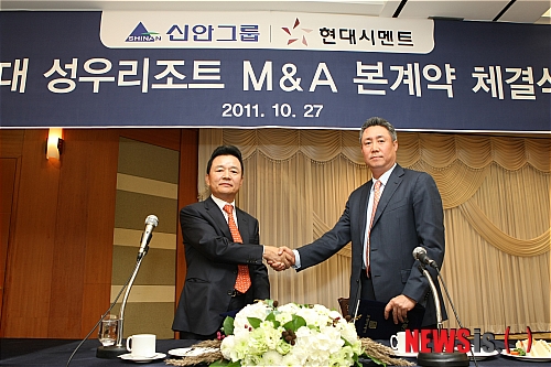 【서울=뉴시스】손대선 기자 = 신안그룹이 27일 (주)현대시멘트과 성우리조트 인수를 위한 본 계약을 체결하고 있다.&nbsp; (사진 = 신안그룹 제공)&nbsp; phto@newsis.com