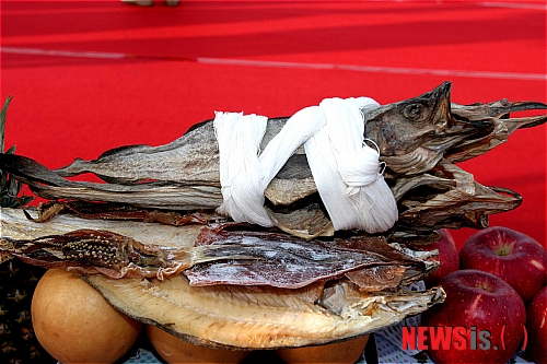【고성(강원)=뉴시스】김경목 기자 = 국내산 명태 지방태의 본고장인 강원 고성군 거진항 일원에서 27~30일 '제13회 고성명태축제'가 개최된다. 예로부터 명태는 풍요를 상징하고, 명주실은 실처럼 일이 술술 잘 풀리는 것을 상징해 명태에 명주실을 감는 것은 풍요와 행운을 상징한다.&nbsp; photo31@newsis.com