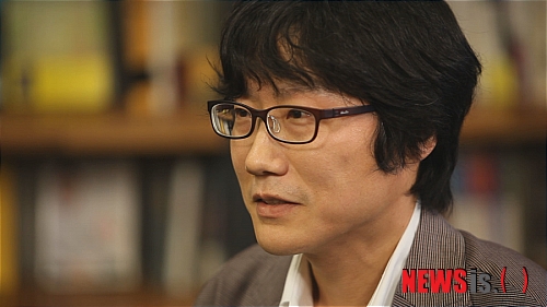 【서울=뉴시스】백영미 기자 = '도가니'의 황동혁(40) 감독이 30일 오전 11시 tvN '백지연의 피플인사이드'에서 영화의 뒷얘기를 전한다.&nbsp; 황 감독은 녹화에서 "연출을 쉽게 결정한 작품이 아니었다"고 밝혔다. "영화로 연출할 생각을 하니 자신이 없어서 제작사 대표에게 다른 감독을 찾아보라고 말했다"는 것이다.&nbsp; 결국 연출을 하게 된 이유는 "감독이자 창작자로서 주인공 '강인호'(공유)가 비명이 새어 나오는 화장실로 향하는 장면, 법정에서의 마지막 판결 장면을 꼭 찍어보고" 싶었기 때문이다. 또 "실제 사건을 영화화 해 세상에 알림으로써 해결되지 않은 사건을 위해 여전히 싸우고 있는 모든 분들에게 도움이 될 수 있을 것 같아 한 달 만에 다시 전화를 걸어 영화를 만들고 싶다고 말했다."&nbsp; 어린이 배우들의 부모들도 배려했다. "부모들이 아이들과 완성된 영화를 볼 수 있게 해달라고 해 먼저 영화를 보고, 아이들에게 영화를 보여줄 지 판단하라고 했다"면서 "촬영 현장분위기가 화기애애했기 때문에 후반작업을 거친 영화 속 장면을 보고 충격을 받은 것 같았다. 영화를 보고는 많이 놀라 나오더라"고 전했다.&nbsp; 성우 겸 영화배우 장광(55)의 캐스팅 비화도 공개했다. 장광은 '도가니'에서 청각장애아들을 성폭행하는 청각장애인 학교 교장을 실감나게 연기했다.&nbsp; 황 감독은 "악역들은 모두 잘 알려지지 않은 사람들로 캐스팅하자는 원칙이 있었다. 낯선 얼굴로 캐스팅해 실제 나쁜 일을 저지른 사람처럼 보이게 하고 싶었다"며 "소설에 묘사돼 있는 쌍둥이에 대머리 이미지를 꼭 가지고 가고 싶었는데 성우 장광씨가 목소리 톤을 바꿔 두 명의 캐릭터를 표현하기에 적합하다고 판단했다"고 설명했다.&nbsp; 개인사도 털어놓았다. "졸업 무렵 한동안 룸펜처럼 생활했는데 우연히 어머니가 여행에서 찍어 온 비디오를 보고 이것저것 찍다보니 여기까지 오게 됐다"며 웃었다.&nbsp; "어머니가 전셋돈을 빼 유학자금을 마련해줬고 이사하던 날 혼자 울었다"면서 "피눈물을 흘리며 미국에 갔고 물러설 곳이 없어 버티지 않을 수 없었다. 영화 속 인호의 어머니가 전세금을 빼 교사 자리를 마련해 주는 내용의 모티프가 되기도 했다"며 눈시울을 붉히기도 했다.&nbsp;&nbsp; positive100@newsis.com