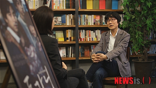 【서울=뉴시스】백영미 기자 = '도가니'의 황동혁(40) 감독이 30일 오전 11시 tvN '백지연의 피플인사이드'에서 영화의 뒷얘기를 전한다.&nbsp; 황 감독은 녹화에서 "연출을 쉽게 결정한 작품이 아니었다"고 밝혔다. "영화로 연출할 생각을 하니 자신이 없어서 제작사 대표에게 다른 감독을 찾아보라고 말했다"는 것이다.&nbsp; 결국 연출을 하게 된 이유는 "감독이자 창작자로서 주인공 '강인호'(공유)가 비명이 새어 나오는 화장실로 향하는 장면, 법정에서의 마지막 판결 장면을 꼭 찍어보고" 싶었기 때문이다. 또 "실제 사건을 영화화 해 세상에 알림으로써 해결되지 않은 사건을 위해 여전히 싸우고 있는 모든 분들에게 도움이 될 수 있을 것 같아 한 달 만에 다시 전화를 걸어 영화를 만들고 싶다고 말했다."&nbsp; 어린이 배우들의 부모들도 배려했다. "부모들이 아이들과 완성된 영화를 볼 수 있게 해달라고 해 먼저 영화를 보고, 아이들에게 영화를 보여줄 지 판단하라고 했다"면서 "촬영 현장분위기가 화기애애했기 때문에 후반작업을 거친 영화 속 장면을 보고 충격을 받은 것 같았다. 영화를 보고는 많이 놀라 나오더라"고 전했다.&nbsp; 성우 겸 영화배우 장광(55)의 캐스팅 비화도 공개했다. 장광은 '도가니'에서 청각장애아들을 성폭행하는 청각장애인 학교 교장을 실감나게 연기했다.&nbsp; 황 감독은 "악역들은 모두 잘 알려지지 않은 사람들로 캐스팅하자는 원칙이 있었다. 낯선 얼굴로 캐스팅해 실제 나쁜 일을 저지른 사람처럼 보이게 하고 싶었다"며 "소설에 묘사돼 있는 쌍둥이에 대머리 이미지를 꼭 가지고 가고 싶었는데 성우 장광씨가 목소리 톤을 바꿔 두 명의 캐릭터를 표현하기에 적합하다고 판단했다"고 설명했다.&nbsp; 개인사도 털어놓았다. "졸업 무렵 한동안 룸펜처럼 생활했는데 우연히 어머니가 여행에서 찍어 온 비디오를 보고 이것저것 찍다보니 여기까지 오게 됐다"며 웃었다.&nbsp; "어머니가 전셋돈을 빼 유학자금을 마련해줬고 이사하던 날 혼자 울었다"면서 "피눈물을 흘리며 미국에 갔고 물러설 곳이 없어 버티지 않을 수 없었다. 영화 속 인호의 어머니가 전세금을 빼 교사 자리를 마련해 주는 내용의 모티프가 되기도 했다"며 눈시울을 붉히기도 했다.&nbsp;&nbsp; positive100@newsis.com