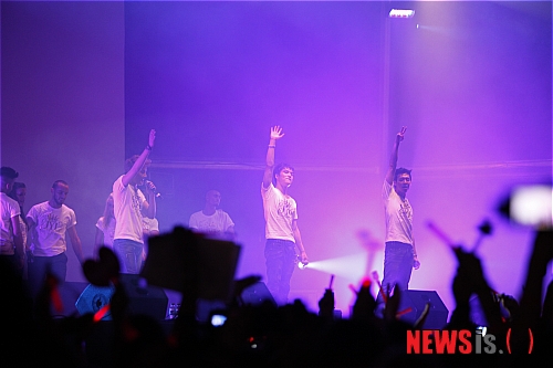 【바르셀로나=뉴시스】이재훈 기자 = "유럽에 왔다고 처음부터 과장된 공연을 하기보다는 작은 공연장에서 발을 내딛는 것이 좋을 것 같았어요. 처음부터 다시 시작한다는 마음으로 임하겠습니다." 29일 밤 스페인 바르셀로나 '포블레 에스파뇰'에서 단독 콘서트를 펼치기 전날 그룹 'JYJ'의 김재중(25)은 "지금까지 해왔던 공연보다 작은 것은 맞지만 의미는 남다르다"며 "한국도, 일본도 작은 공연부터 시작했고 이를 기반으로 팬들의 사랑을 키워왔기 때문에 유럽 첫 공연도 좋은 시작이 될 것 같다"고 눈을 빛냈다.