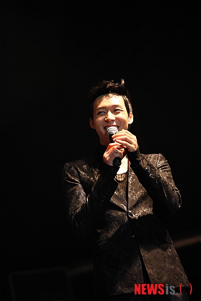 【바르셀로나=뉴시스】이재훈 기자 = "유럽에 왔다고 처음부터 과장된 공연을 하기보다는 작은 공연장에서 발을 내딛는 것이 좋을 것 같았어요. 처음부터 다시 시작한다는 마음으로 임하겠습니다." 29일 밤 스페인 바르셀로나 '포블레 에스파뇰'에서 단독 콘서트를 펼치기 전날 그룹 'JYJ'의 김재중(25)은 "지금까지 해왔던 공연보다 작은 것은 맞지만 의미는 남다르다"며 "한국도, 일본도 작은 공연부터 시작했고 이를 기반으로 팬들의 사랑을 키워왔기 때문에 유럽 첫 공연도 좋은 시작이 될 것 같다"고 눈을 빛냈다.