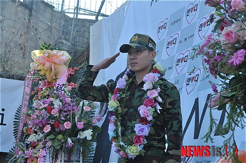 【서울=뉴시스】유상우 기자 = 가수 앤디(30·이선호)가 31일 오전 전역했다.&nbsp; 서울 용산구 국방홍보원에서 이준기, 이동건, 박효신, 이완 등 연예병사들의 배웅을 받으며 2년 만에 사회로 나왔다.&nbsp; 앤디는 그룹 '신화' 멤버 중 유일하게 현역으로 병역을 마쳤다. 김동완(32) 에릭(32) 전진(31) 이민우(31)는 공익근무요원으로 복무했거나 복무 중이고, 신혜성(32)은 인대파열로 병역을 면제받았다.&nbsp; 앤디의 제대로 신화 멤버는 전진과 이민우를 제외하고 모두 국방의무를 필했다. 전진은 11월, 이민우는 내년 2월에 소집해제된다.&nbsp; 앤디는 "기쁘지만 앞으로 어떻게 활동할지 고민된다. 군대에서 생활했던 만큼만 하면 좋은 결과가 있을 것"이라고 기대했다.&nbsp; 신화 활동에 대해서는 "전진과 이민우가 소집해제 되면 바로 시작할 계획이다. 춤 연습을 많이 해야 할 것 같다"고 답했다.&nbsp; 지난해 1월 입대한 앤디는 국방홍보원에 배치돼 '위문열차' 무대와 국군방송 프로그램 MC 등을 맡았다.&nbsp; 한편, 앤디는 12월 초부터 한국을 비롯해 대만, 일본, 중국, 태국 등 아시아 전역에서 팬 미팅을 연다.&nbsp; swryu@newsis.com 