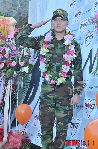 【서울=뉴시스】유상우 기자 = 가수 앤디(30·이선호)가 31일 오전 전역했다.&nbsp; 서울 용산구 국방홍보원에서 이준기, 이동건, 박효신, 이완 등 연예병사들의 배웅을 받으며 2년 만에 사회로 나왔다.&nbsp; 앤디는 그룹 '신화' 멤버 중 유일하게 현역으로 병역을 마쳤다. 김동완(32) 에릭(32) 전진(31) 이민우(31)는 공익근무요원으로 복무했거나 복무 중이고, 신혜성(32)은 인대파열로 병역을 면제받았다.&nbsp; 앤디의 제대로 신화 멤버는 전진과 이민우를 제외하고 모두 국방의무를 필했다. 전진은 11월, 이민우는 내년 2월에 소집해제된다.&nbsp; 앤디는 "기쁘지만 앞으로 어떻게 활동할지 고민된다. 군대에서 생활했던 만큼만 하면 좋은 결과가 있을 것"이라고 기대했다.&nbsp; 신화 활동에 대해서는 "전진과 이민우가 소집해제 되면 바로 시작할 계획이다. 춤 연습을 많이 해야 할 것 같다"고 답했다.&nbsp; 지난해 1월 입대한 앤디는 국방홍보원에 배치돼 '위문열차' 무대와 국군방송 프로그램 MC 등을 맡았다.&nbsp; 한편, 앤디는 12월 초부터 한국을 비롯해 대만, 일본, 중국, 태국 등 아시아 전역에서 팬 미팅을 연다.&nbsp; swryu@newsis.com 