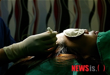 【서울=뉴시스】온라인뉴스팀 = 최근 젊은 나이에 심한 탈모로 고민하는 이들이 늘고 있다. (사진=보자르 제공) photo@newsis.com