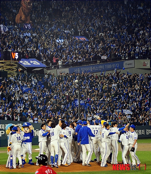 【서울=뉴시스】김인철 기자 = 31일 오후 서울 잠실야구장에서 열린 2011 프로야구 한국시리즈 5차전 삼성라이온즈와 SK와이번스의 경기에서 1대 0으로 승리를 거두며 우승을 차지한 삼성 라이온즈 선수들이 환호하고 있다. yatoya@newsis.com