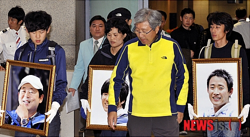 【인천공항=뉴시스】홍찬선 기자 = 히말라야 안나푸르나에서 실종된 박영석 대장과 신동민, 강기석 대원의 위령제를 치룬 박영석 대장의 아들 박성우 군과 이인정 대한산악연맹회장을 비롯한 유족들이 1일 새벽 고인들의 영정을 들고 인천공항에 도착하고 있다.&nbsp;&nbsp; mania@newsis.com