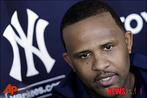 【탬파(플로리다주)=AP/뉴시스】올 시즌 미 메이저리그(MLB) 자유계약선수(FA) 최대어로 꼽혔던 C.C.사바시아(31)가 1일 (한국시간) 뉴욕 양키스와 5년 계약 연장에 합의했다. 사바시아가 지난 2월 16일 탬파 동계훈련 중 있은 기자회견에서 질문에 답하고 있다. 