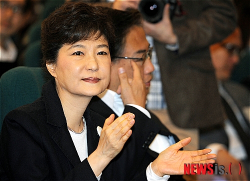 【서울=뉴시스】박주성 기자 = 한나라당 박근혜 전 대표가 1일 오전 서울 여의도 국회도서관 대강당에서 열린 '국민 중심의 한국형 고용복지 모형 구축' 고용복지 정책세미나에 참석해 내빈들 소개에 박수를 치고 있다.&nbsp;&nbsp; park7691@newsis.com