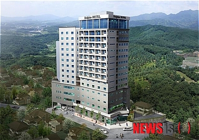 【대구=뉴시스】제갈수만 기자 = 경북도는 1일 최근 ㈜돌핀이 울릉읍 도동리 저동항 인근 부지 1600㎡에 대해 신청한 관광숙박업 사업계획을 울릉군이 승인해 15층 규모의 대형 호텔이 건립될 예정인 가운데 사진은 호텔 조감도 이다.(사진= ㈜돌핀 제공)&nbsp; photo@newsis.com&nbsp; 